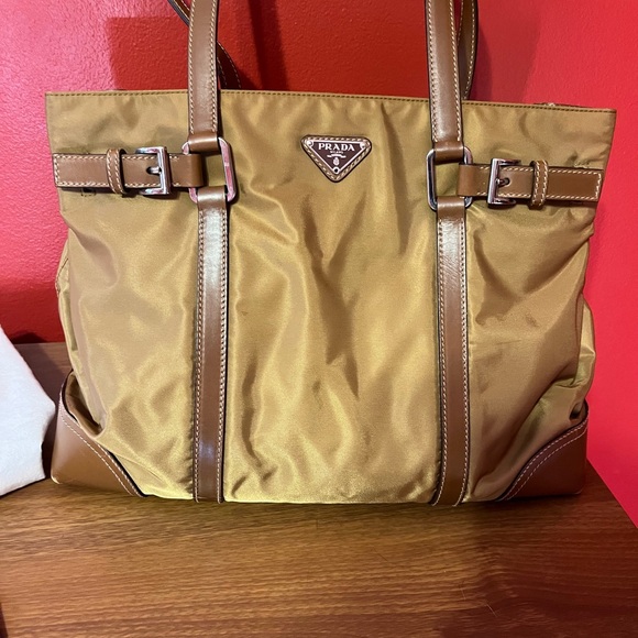 Authentic Prada handbag - Picture 2 of 9